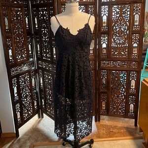NWT ASTR The Label Lace Midi Dress in Navy Blue